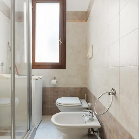 Guesthost - M5 Isola Comfy Milán