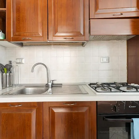 Guesthost - M5 Isola Comfy ميلان